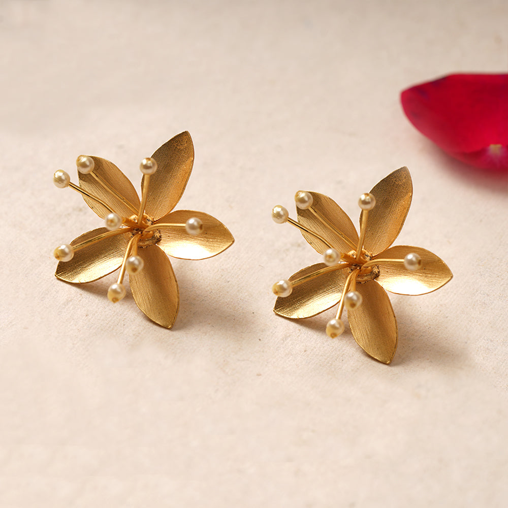 Sarika- Golden Stud Earrings